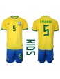 Otroški Nogometna dresi replika Brazilija Casemiro #5 Domači SP 2022 Kratek rokav (+ hlače)